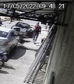 Câmeras de segurança flagram furto de motocicleta no bairro Cacimbas, em Arapiraca