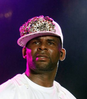 R. Kelly, cantor de 'I Believe I Can Fly', é indiciado por dez crimes sexuais e pedofilia