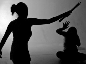 Mulher é presa em flagrante por agredir a filha