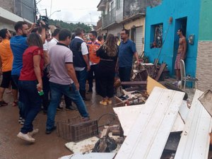 Governador Paulo Dantas visita São Miguel dos Campos após fortes chuvas