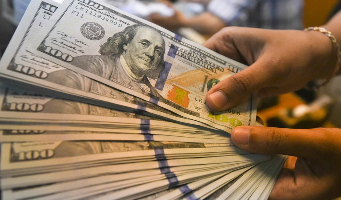 Dólar sobe e chega a R$ 3,98, com cena eleitoral