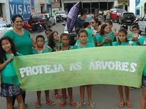 Escola realiza caminhada ecológica de conscientização pela preservação do meio ambiente 