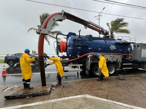 Prefeitura retira entulhos para desobstruir galerias durante as chuvas em Maceió