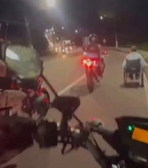 Vídeo mostra PMs ajudando cadeirante em avenida movimentada de Maceió