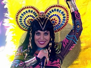 Naiara Azevedo leva público à loucura como Katy Perry