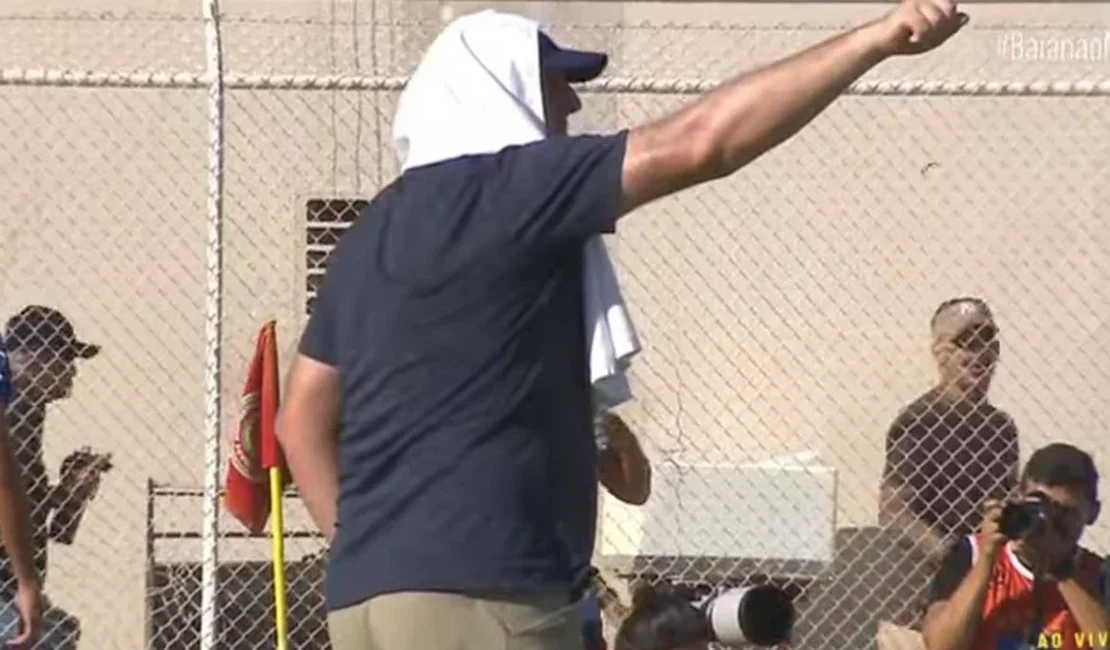 Rogério Ceni usa toalha na cabeça durante jogo do Bahia e vira meme