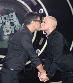 Xuxa Meneghel beija namorado ao lançar 'Dancing Brasil 5' e promete: 'Vou ousar'