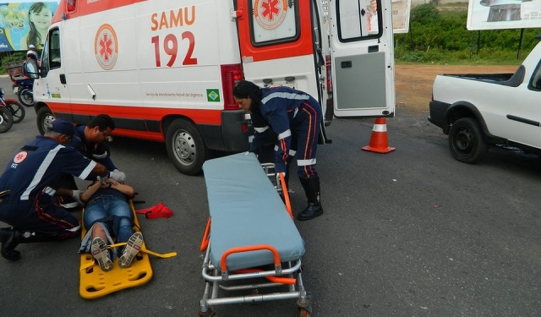 Mulher perde o controle de moto e provoca colisão traseira