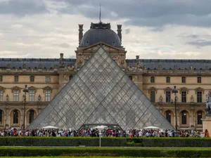 Ladrões invadem museu do Louvre e roubam joias de Napoleão