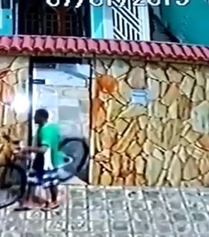 [Vídeo] Homem é flagrado furtando bicicleta de residência em São Miguel dos Campos