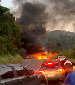 Vídeo: ônibus de companhia privada pega fogo em Matriz de Camaragibe