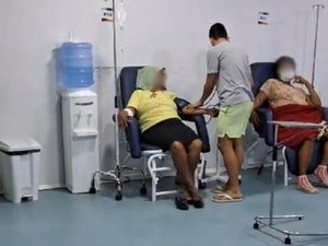 [Vídeo] Técnico de laboratório é filmado atendendo a própria mãe em UPA de bermuda e chinelos