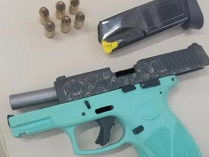 Pai de suspeito de matar a mulher em São José da Tapera, AL, entrega arma à polícia