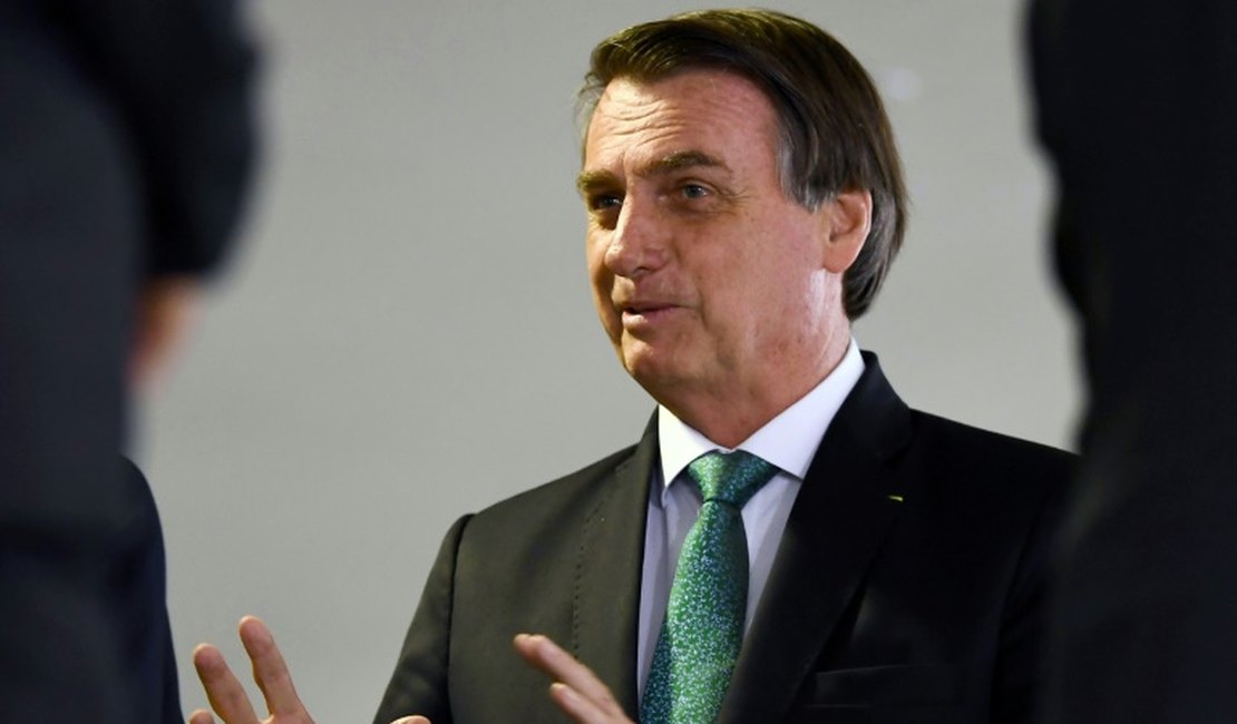 Bolsonaro se refugia em armário com escrivaninha no Alvorada