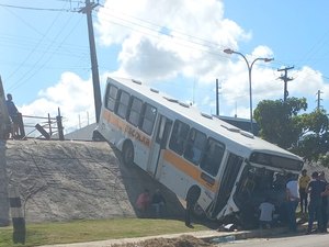 Ônibus escolar despenca de ribanceira na AL-215 em Marechal Deodoro