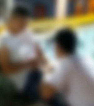 Vídeo supostamente gravado em cidade do agreste viraliza ao mostrar sexo oral entre jovens em plena praça pública