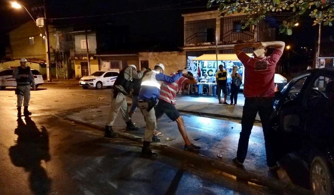 Dois motoristas são presos em blitz da Lei Seca realizada na capital