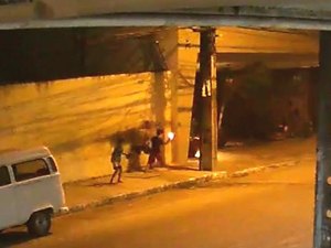 [Vídeo] Crianças jogam bomba de São João em moradora de rua no Recife