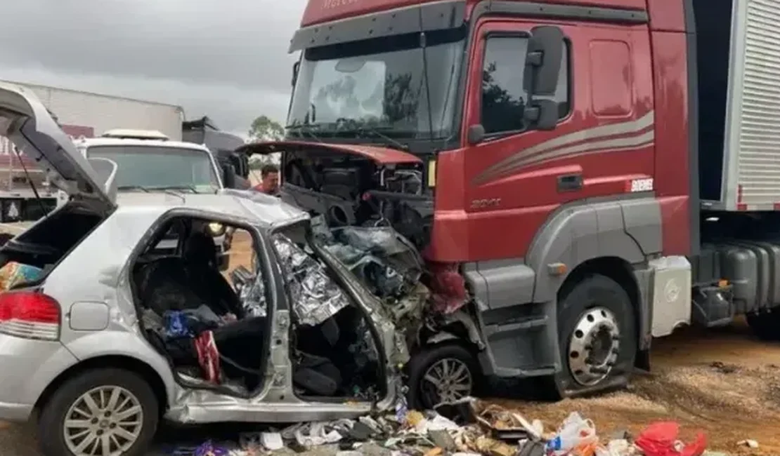 Laudo aponta invasão de contramão por carreta em acidente que matou família alagoana em MG