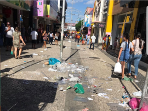 Presente de natal: Lixo acumulado no comércio de Arapiraca 