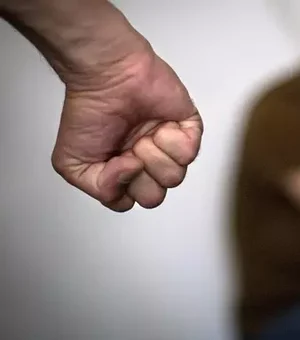 Mulher sofre lesões no braço, tórax e arranhões pelo corpo após agressão do marido em Maceió