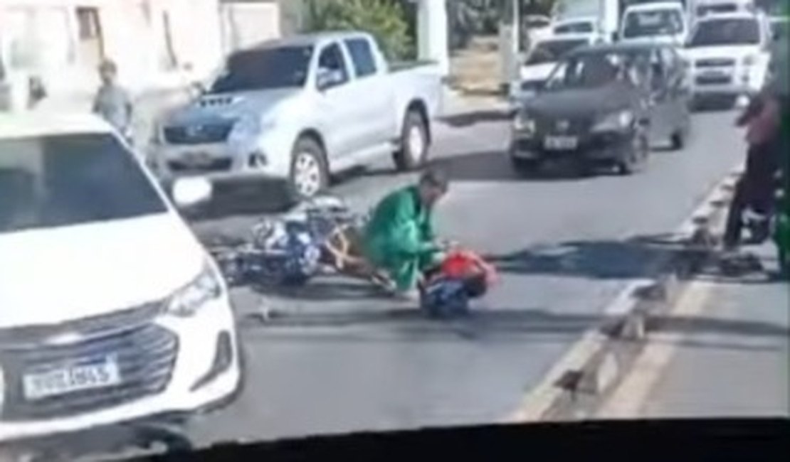 [Vídeo] Corpo de Bombeiros socorre vítima de acidente entre carro e moto na Serraria