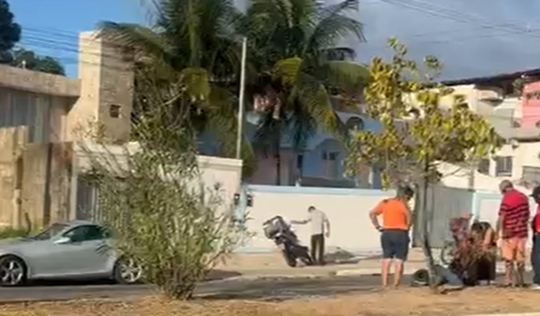 Motociclista fica ferido após colisão com carro de luxo em avenida de Maceió
