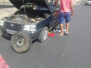 Motociclista não respeita a sinalização e colide em carro