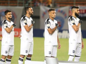 Jogadores do Ceará usam luvas pretas em manifesto contra o vazamento de óleo no litoral do Nordeste