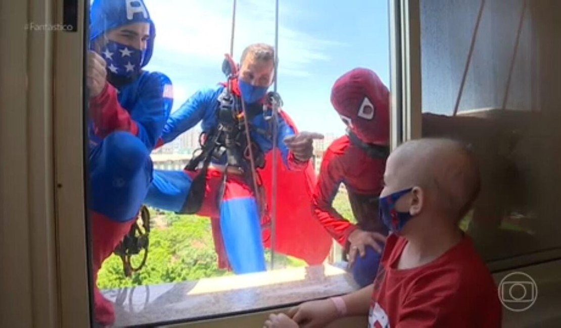 Super-heróis descem de rapel pelas paredes de hospital e fazem surpresa para crianças em tratamento contra o câncer
