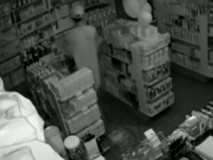 Câmeras de segurança flagram furto em farmácia no Clima Bom