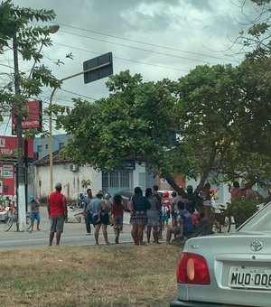 Moradores do Clima Bom fecham trecho da Av. Durval de Goes Monteiro