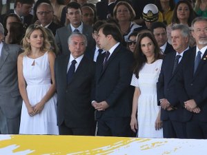 Com 'fora, Temer' e aplausos, presidente participa de desfile em Brasília