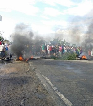 Protesto de moradores interdita BR-104, em Murici