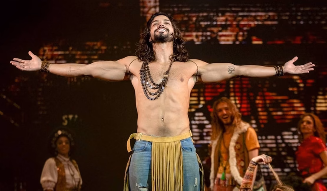 Hair: espetáculo com Rodrigo Simas é aclamado em sessão especial no RJ