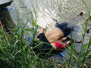 Pai e filha morrem abraçados ao tentar atravessar fronteira dos EUA