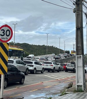 Alto fluxo de veículos trava trânsito no bairro Jacarecica