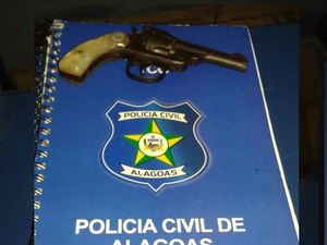 Dupla de assaltantes é presa com revólver na BR-101, em São Sebastião 