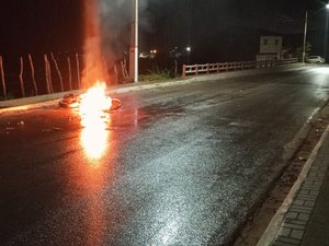 Moto incendeia no Anel Viário de Porto Calvo