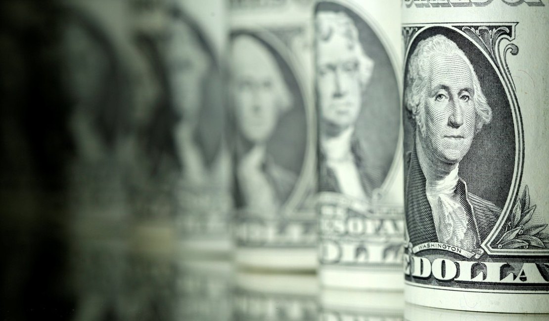 Após caso de covid-19 no Brasil, dólar dispara e fecha a R$ 4,444