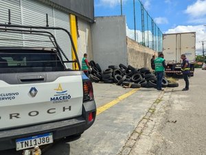 Prefeitura remove mais de 100 pneus de calçada durante operação no Farol
