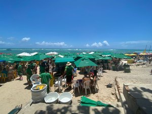 Praia do Francês registra aglomerações no feriado de Proclamação da República