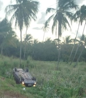 Carro entra no ponto cego de carreta, sai da pista e capota na Barra Nova