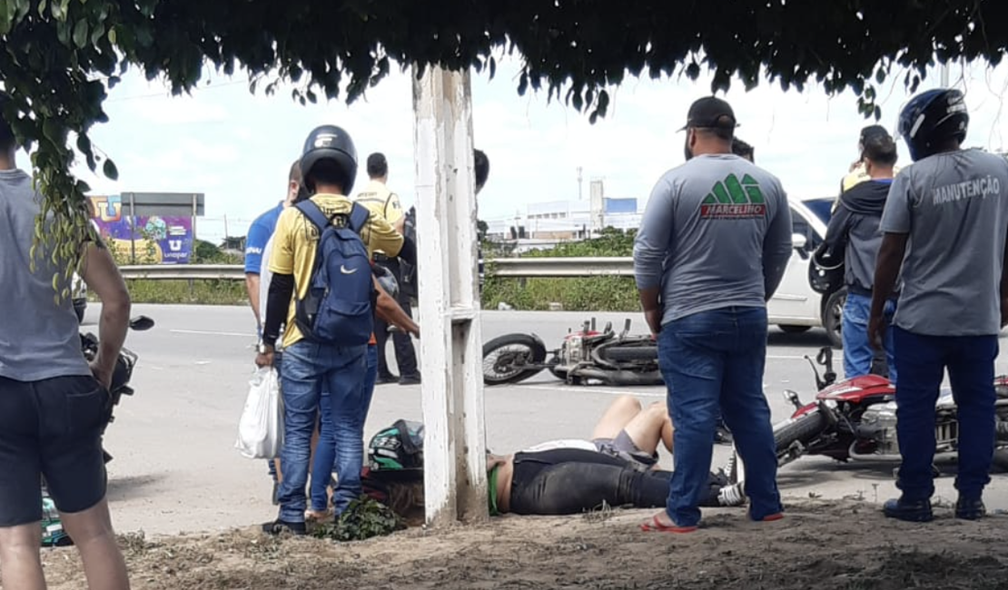 Três pessoas ficam feridas em colisão envolvendo motociclistas na Avenida José Alexandre