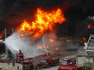 Incêndio atinge porto de Beirute destruído há 1 mês por megaexplosão