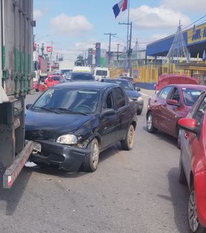 [Vídeo] Colisão traseira entre carro de passeio e carreta é registrada em Arapiraca