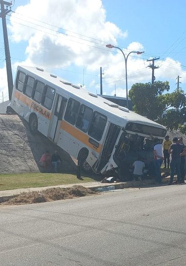 Ônibus escolar despenca de ribanceira na AL-215 em Marechal Deodoro