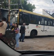 Ônibus sai da pista, invade contramão e para sobre calçada no bairro do Poço