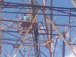 Homem tenta pular de torre de 40 metros e é impedido por populares em Major Izidoro