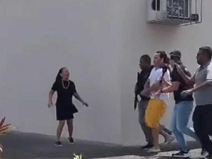 Marido de Sara Mariano deixa carceragem aos gritos de 'assassino'